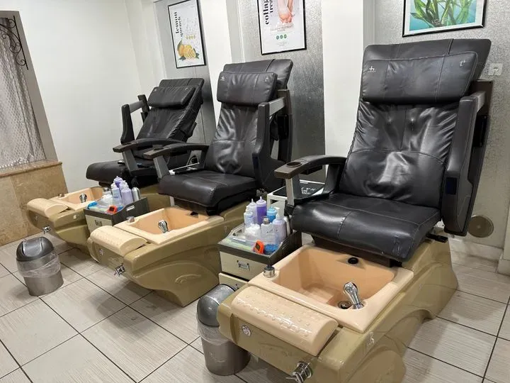 https://cdn.salonspotlight.com/photos/ouYJVqKEMjFV0WAgyZj9/6d04959b-1a6e-46dd-89c8-01980ec29c27_720x720