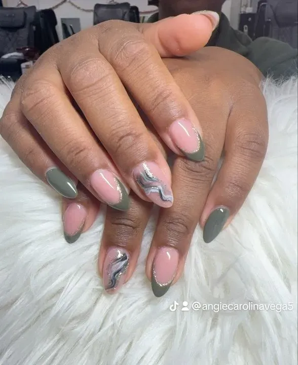 https://cdn.salonspotlight.com/photos/ovZVEaeqxe6cqY6BbKpn/e192104b-b378-42e4-8544-e10831237a0b_720x720