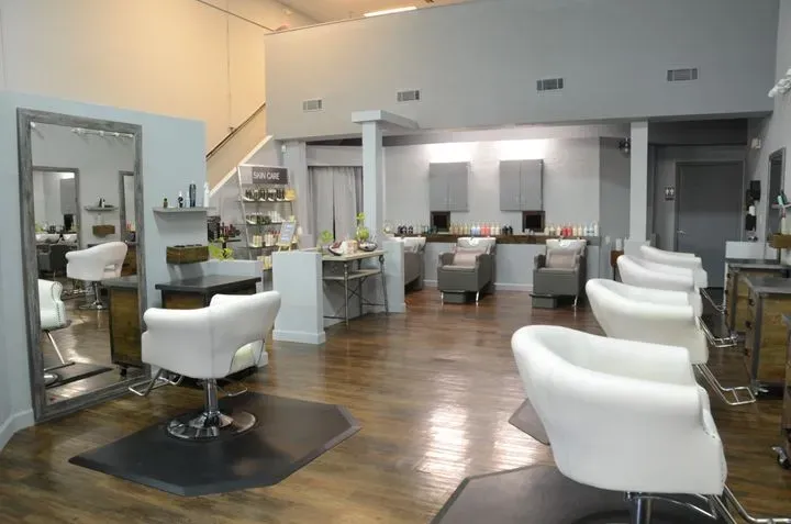 https://cdn.salonspotlight.com/photos/owDRgeqavzi9IJg1CJsR/76fad46d-52f4-47de-b9f7-21c328a0ef3e_720x720