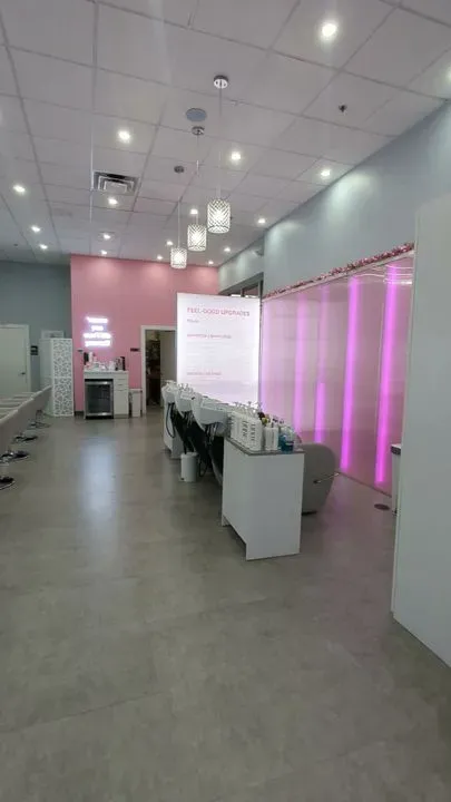 https://cdn.salonspotlight.com/photos/owXU1U1Qn6STK0aeSo14/2cb83006-69ba-4eb8-b360-e104d030ca7f_720x720