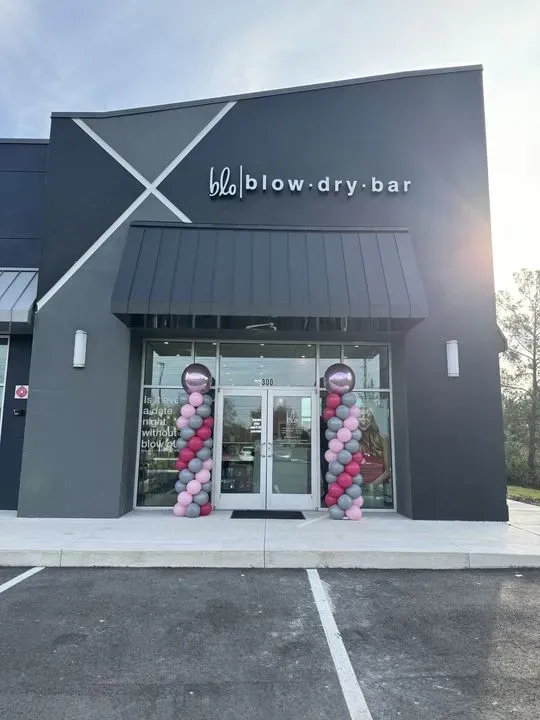 https://cdn.salonspotlight.com/photos/owXU1U1Qn6STK0aeSo14/b04a2ef5-d924-4dc6-bae5-75a342afe4e2_720x720
