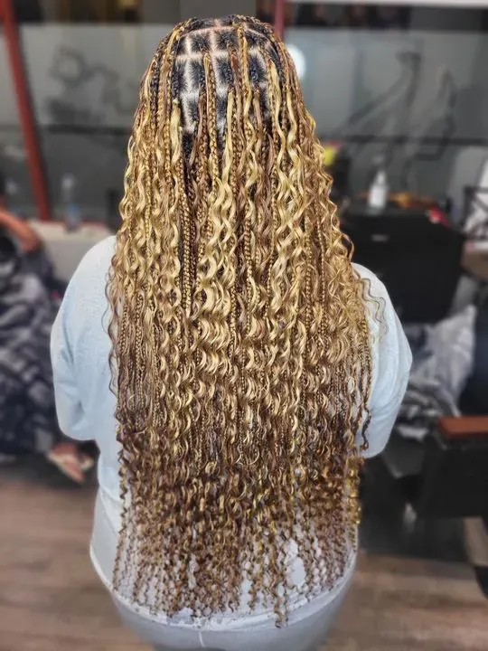https://cdn.salonspotlight.com/photos/p1k3cJ94XXxcs2JMBO7s/1171151e-34fe-4e21-a8bd-81112800a464_720x720