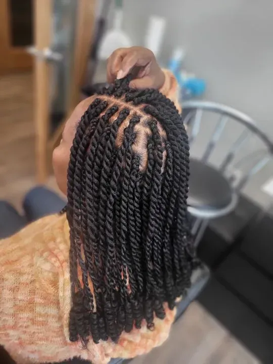https://cdn.salonspotlight.com/photos/p1k3cJ94XXxcs2JMBO7s/ead00d33-68f6-45a5-b53c-b106e3b5f840_720x720