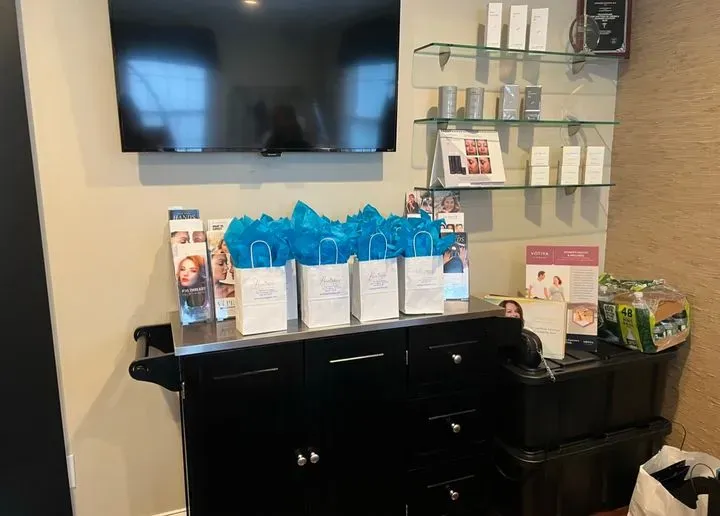 https://cdn.salonspotlight.com/photos/p1vrR1PPimV10qaCoHEp/724d44eb-eeb8-4fbd-98f9-cd872746222d_720x720