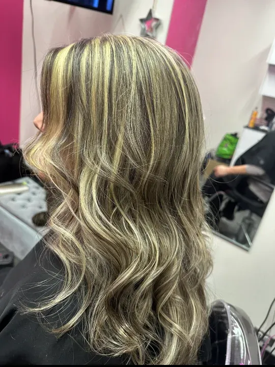 https://cdn.salonspotlight.com/photos/p3RLqPweY8BnAiihmrXT/0c10364b-d437-492a-a93b-f6b22d1f71a8_720x720