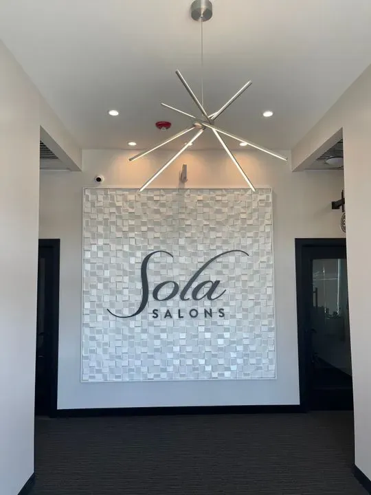 https://cdn.salonspotlight.com/photos/p3RLqPweY8BnAiihmrXT/e061eab0-0d6a-4adb-ab81-51e89767e789_720x720