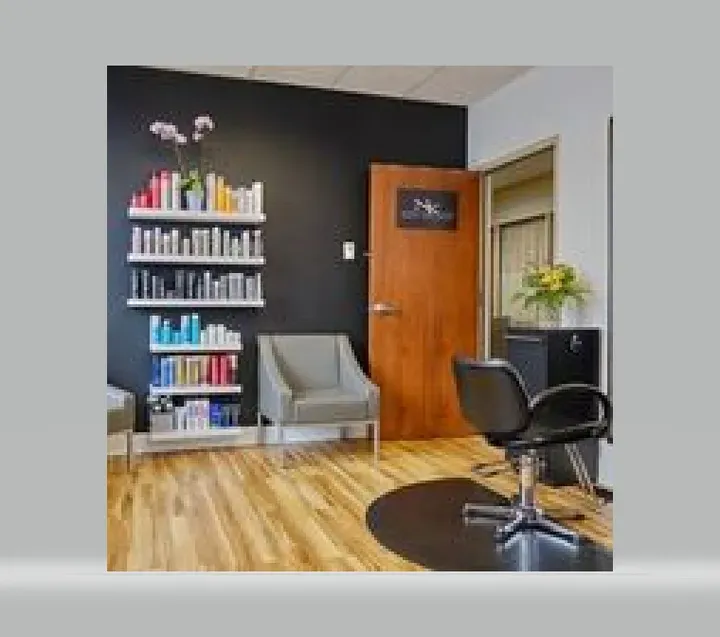 https://cdn.salonspotlight.com/photos/p3vBTFrowJw4USqlvRtb/b5305685-e754-483c-aad8-1d416443ad27_720x720