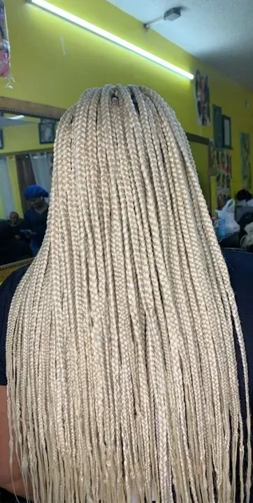 https://cdn.salonspotlight.com/photos/p573MZxly8tPbzxdL8wZ/fc4c00fe-126a-4a1e-94c0-438d549d0672_720x720