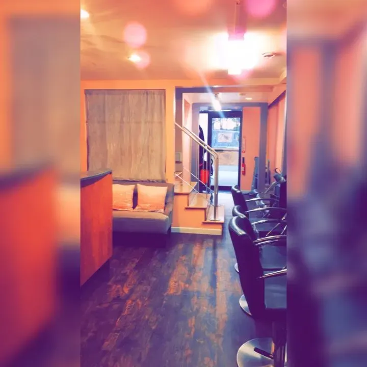 https://cdn.salonspotlight.com/photos/p7N9nRLCBEXk1D0B3rdY/cf3a0ea1-1f35-4dcf-b4b9-e80222291a20_720x720