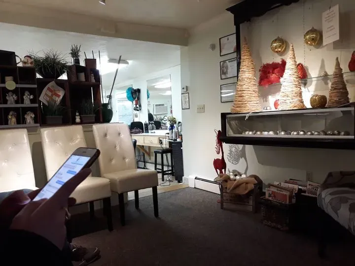 https://cdn.salonspotlight.com/photos/p8Wa24SWdl5SPRtO6WRk/a7491e17-b007-4fd0-b00a-95938da7f486_720x720
