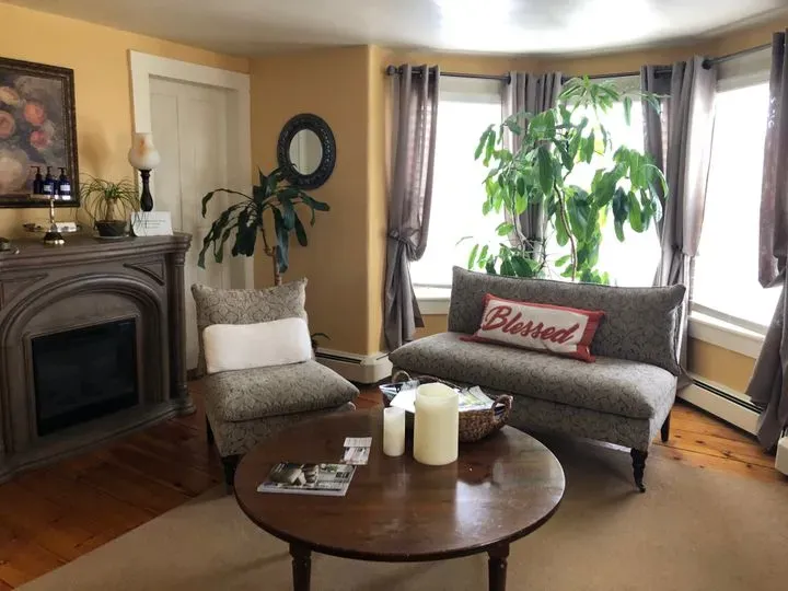 https://cdn.salonspotlight.com/photos/p8Wa24SWdl5SPRtO6WRk/af9019c3-a108-488e-a903-0f1f43307431_720x720