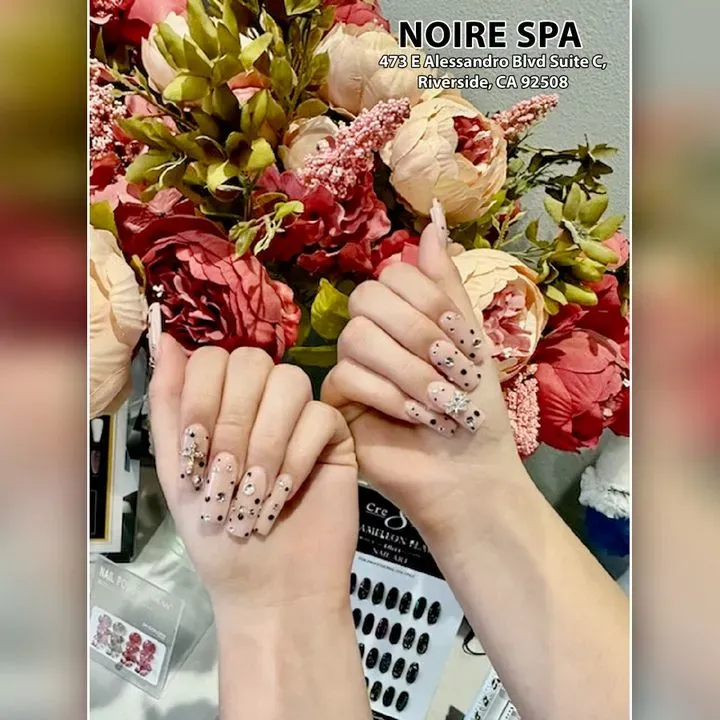 https://cdn.salonspotlight.com/photos/p9axmoorMPtDb71ssDDb/8a70a5d9-0037-4d3f-85cd-ff0ea972c45e_720x720