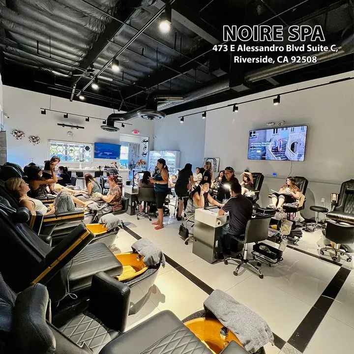 https://cdn.salonspotlight.com/photos/p9axmoorMPtDb71ssDDb/befdbdeb-0337-43a4-813c-9dc473cdcb81_720x720