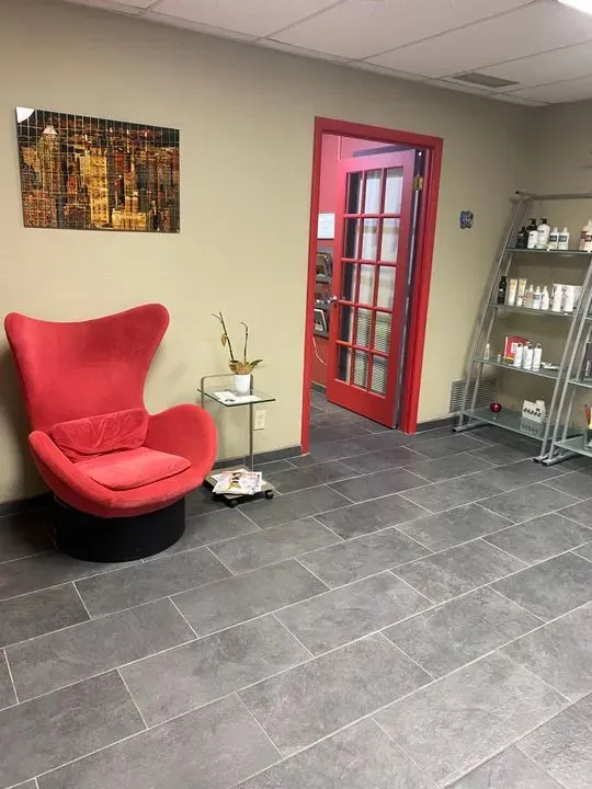 https://cdn.salonspotlight.com/photos/p9lRr7RkDZYC8opcMwo0/f7d6f6e5-d5cc-4850-867c-0aeb18ac0ab5_720x720