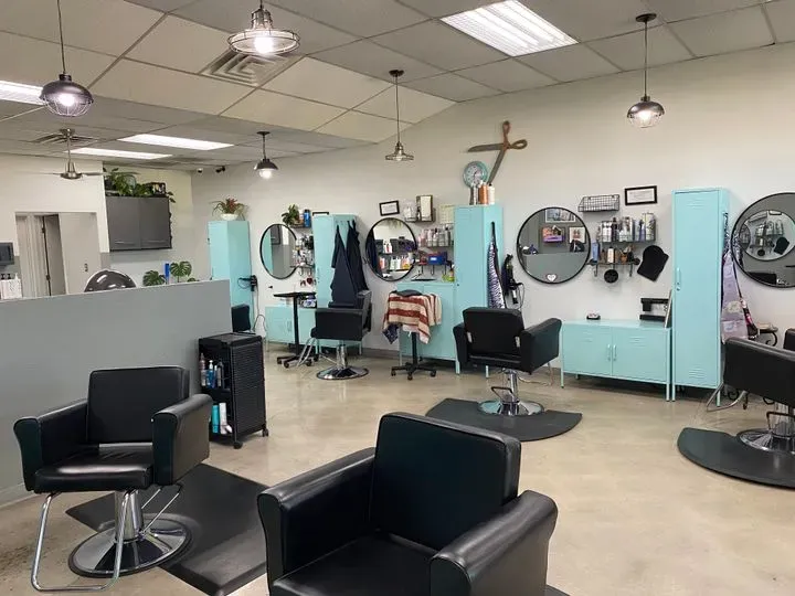 https://cdn.salonspotlight.com/photos/pAAcMj1DyYIdRaXwQKTy/9a9195dc-aab1-466f-9274-3fee265203f1_720x720