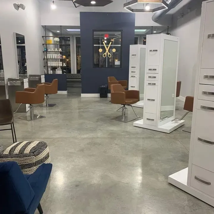 https://cdn.salonspotlight.com/photos/pAFt4kO5WjjxrzlMIJsZ/615f9e4e-4b59-4bcc-be12-36950f2f26cd_720x720