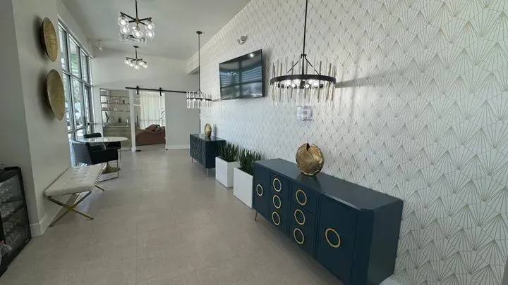 https://cdn.salonspotlight.com/photos/pAkZ5xnVr7KnuuSC3wfm/439836c4-ee88-42a7-8cc1-fca44cb68bd3_720x720