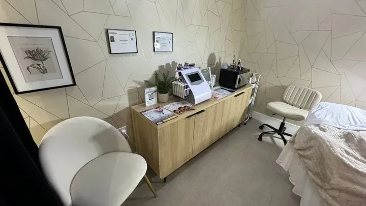 https://cdn.salonspotlight.com/photos/pAkZ5xnVr7KnuuSC3wfm/56e00460-9c80-49bf-a797-ad89311fb515_720x720