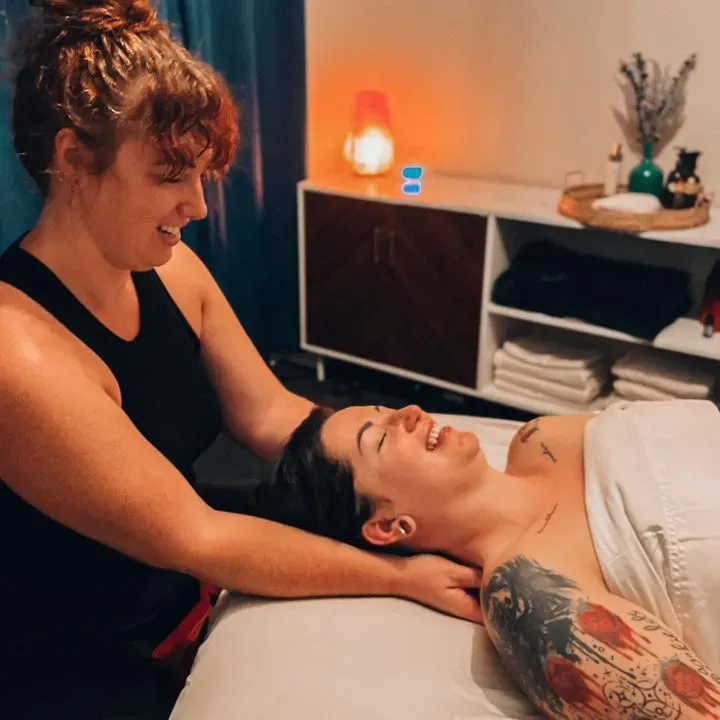 https://cdn.salonspotlight.com/photos/pAvzuFjrugmZREgjCfOG/34bb93f9-1884-46cc-90ed-757475473a6c_720x720