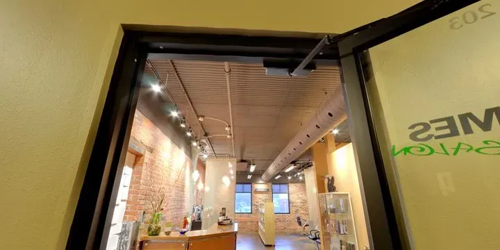 https://cdn.salonspotlight.com/photos/pCQWOttO3jvdzNGrTety/6f2dd4fe-2701-43d8-ac80-85e5d2a07c87_720x720