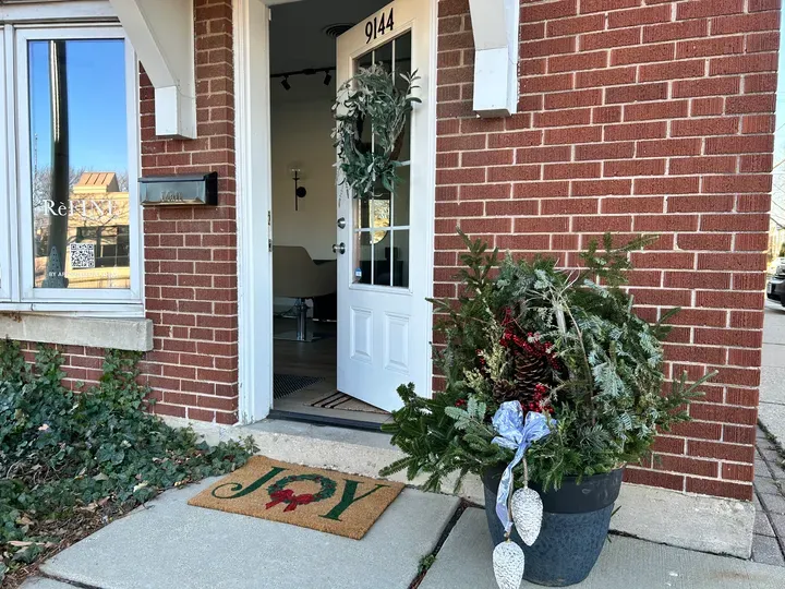 https://cdn.salonspotlight.com/photos/pCWk3thQkYsAD8jdnXX4/1b01bd68-520c-4603-a0f1-6a60deedc370_720x720