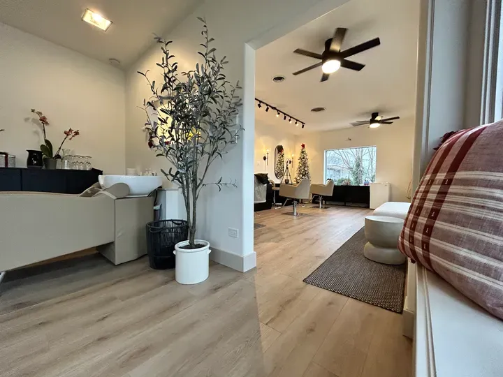 https://cdn.salonspotlight.com/photos/pCWk3thQkYsAD8jdnXX4/53b568cb-e28a-42dd-ba99-14b3777d40b4_720x720