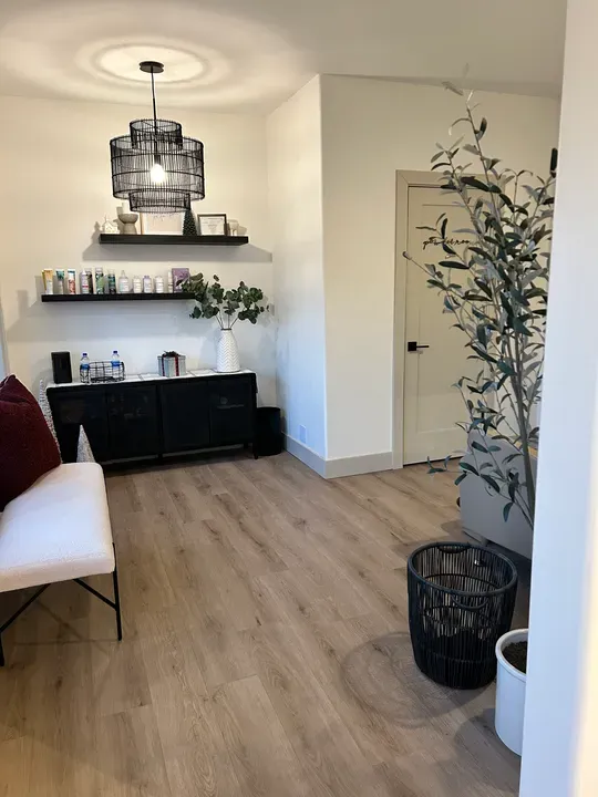 https://cdn.salonspotlight.com/photos/pCWk3thQkYsAD8jdnXX4/9ac89b36-fd13-4c34-8625-0ea887703e1c_720x720