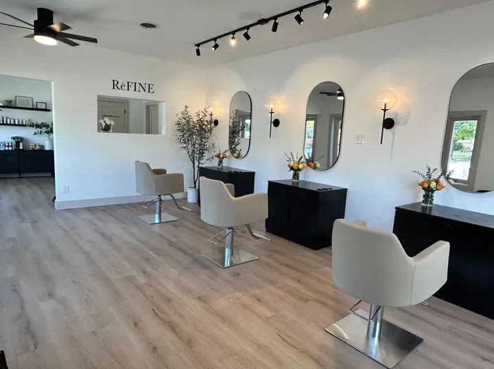 https://cdn.salonspotlight.com/photos/pCWk3thQkYsAD8jdnXX4/b8988c61-7564-4a39-af01-fced38ac411a_720x720