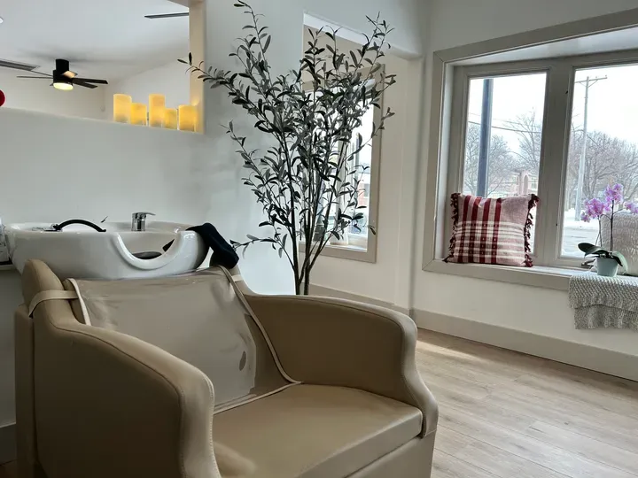 https://cdn.salonspotlight.com/photos/pCWk3thQkYsAD8jdnXX4/e8ee5c96-1747-46a9-89c6-ea825380ee58_720x720