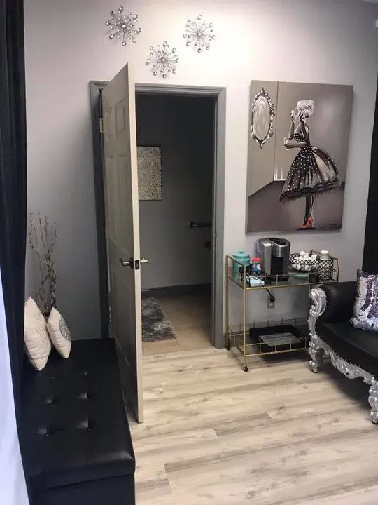 https://cdn.salonspotlight.com/photos/pDIG1uMEZcJgJZajk4Ym/e5a9b2b9-c35b-4731-a5f8-bb287977c7e1_720x720