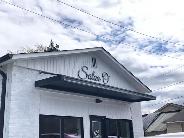 https://cdn.salonspotlight.com/photos/pFp7ktwIvaMNeC8aDz5w/d5c23a12-2b78-4c4e-bde4-bc8ccd97c4be_720x720