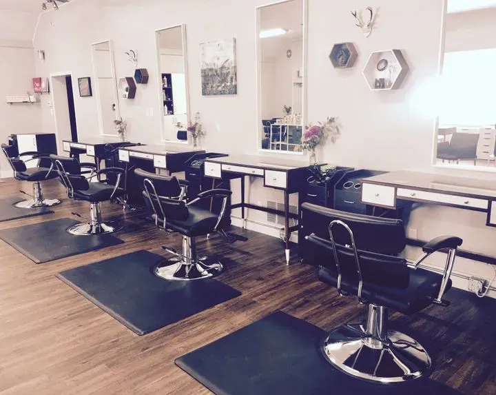 https://cdn.salonspotlight.com/photos/pGZcldQFRTeI6zxPNhYF/0439ef96-6299-4d2b-aaa7-8ae60e182708_720x720