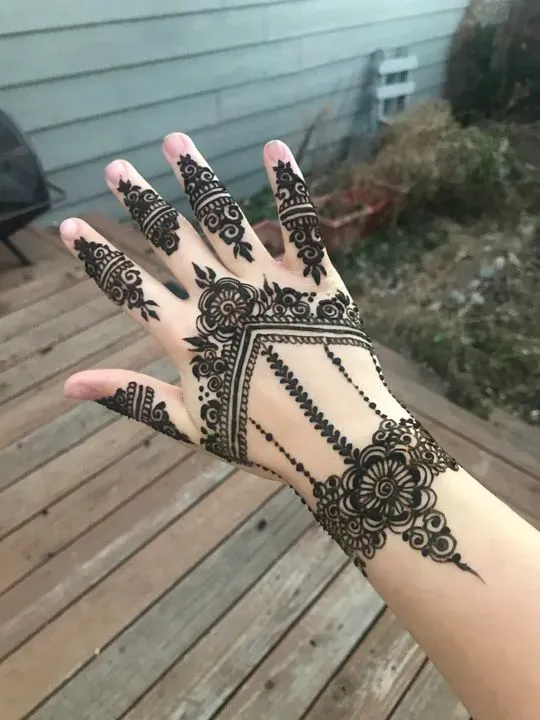 https://cdn.salonspotlight.com/photos/pGrigFngfy03HMJA1jgH/5b1830f0-0320-4db2-9a12-1c569daa3abd_720x720