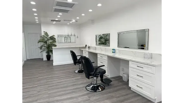 https://cdn.salonspotlight.com/photos/pIYH3p57n6XlwR29CASR/3f0c9f6b-25a1-4326-a2de-d43747c50a0b_720x720