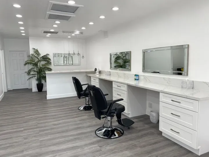 https://cdn.salonspotlight.com/photos/pIYH3p57n6XlwR29CASR/5df0cf2e-96a8-4026-bb8f-7e0eb176abaf_720x720