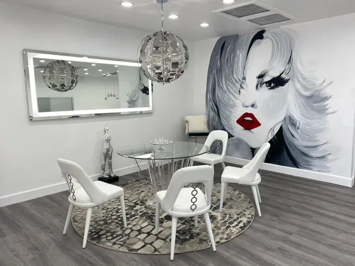 https://cdn.salonspotlight.com/photos/pIYH3p57n6XlwR29CASR/6cea6651-1cf0-48f5-9c18-ae6affafa589_720x720