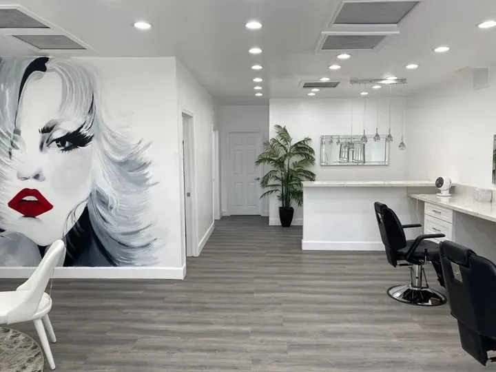 https://cdn.salonspotlight.com/photos/pIYH3p57n6XlwR29CASR/940be60d-2043-458c-9c9e-6dc43302b604_720x720