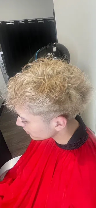 https://cdn.salonspotlight.com/photos/pRuyWj91VPlDQiyH6iYe/9fe715bc-c511-4f6d-81c0-190d6bd4b1f1_720x720