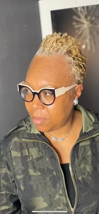 https://cdn.salonspotlight.com/photos/pRuyWj91VPlDQiyH6iYe/c2eb75f8-9dc6-411a-beef-1586b4405de8_720x720