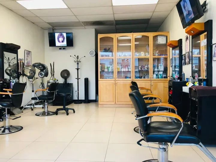 https://cdn.salonspotlight.com/photos/pSj3uoJzOsE6ShRNKmH1/d3d5aede-935e-42ce-88f3-7fe4333564d3_720x720
