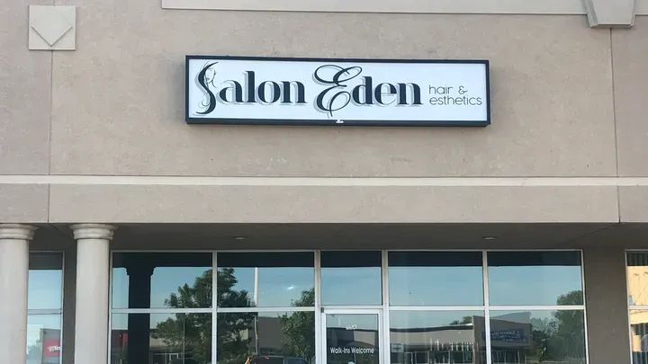 https://cdn.salonspotlight.com/photos/pUjNt7uBOjtc3cKHisG2/1e1c8b21-7653-459b-9f40-d31c3911a5a6_720x720