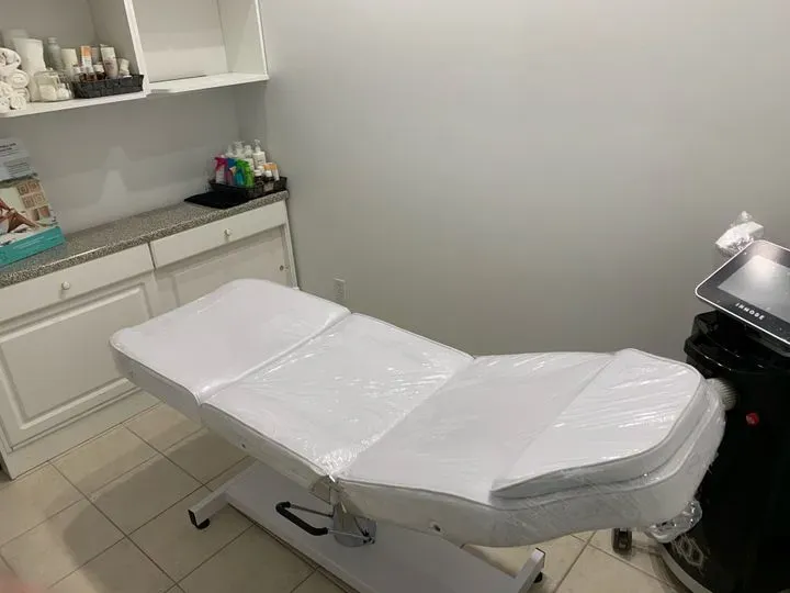 https://cdn.salonspotlight.com/photos/pUjNt7uBOjtc3cKHisG2/6e16dc0f-4f57-47c9-976e-4bceb2950d28_720x720