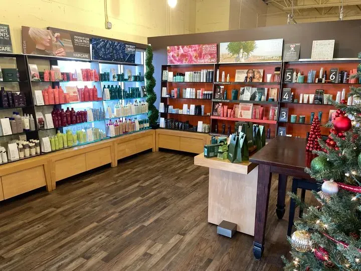 https://cdn.salonspotlight.com/photos/pWYl0i5fLTHz4ruq7FyS/458ad2b4-7bca-4433-a9a9-1d37dfa4db93_720x720