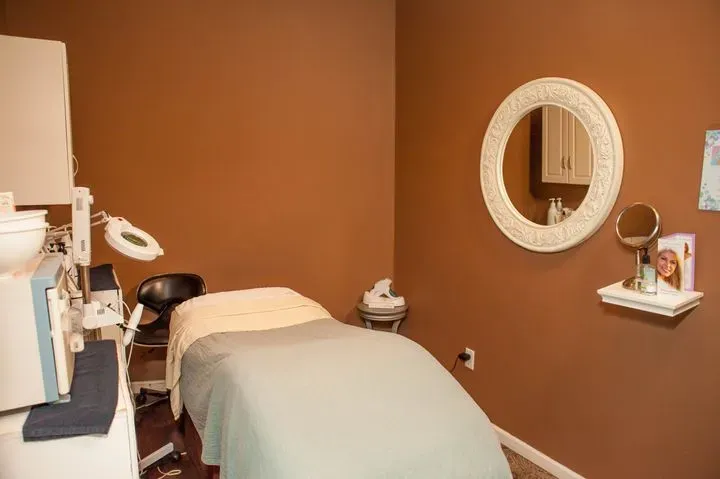 https://cdn.salonspotlight.com/photos/pWpPzYVnjvnUh9XBkh9N/328472a2-187b-4cfb-bcdf-a4b272bf1caf_720x720