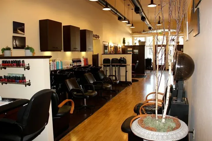 https://cdn.salonspotlight.com/photos/pX0YbsuuCADXW3sF4DUm/408c1f96-e7e0-4c2e-b0f9-fc66aa410a17_720x720