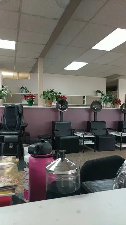 https://cdn.salonspotlight.com/photos/pZHKmA7HlbD7tIiI1RjF/675e82f8-7e73-443d-af48-d0d3bca5506e_720x720