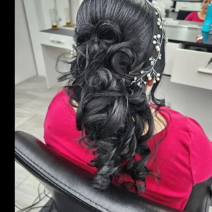 https://cdn.salonspotlight.com/photos/pbKyZmmH20LVIQNsV0yD/d6c723e1-7e63-4f32-9d00-4411c1875f84_720x720