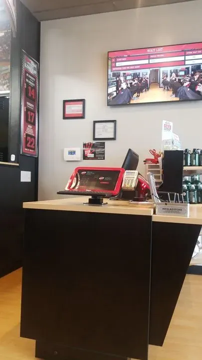 https://cdn.salonspotlight.com/photos/pfduKWQLk5psORhtCLNV/60d40061-0fe8-4029-ac70-03d175f31c7e_720x720