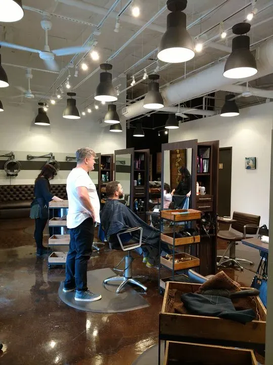 https://cdn.salonspotlight.com/photos/pfsBfKzCAht7VjEnv1kn/0b4c3dd9-cb2b-424d-97e9-5926b3c79093_720x720