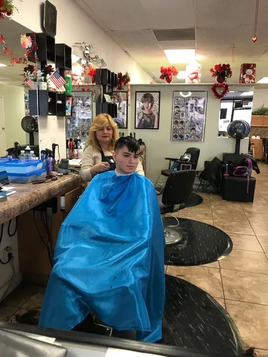 https://cdn.salonspotlight.com/photos/pjsbqj3d24AbvIdgUZa8/d411f0ed-4102-44dc-832b-6eec6bf30471_720x720